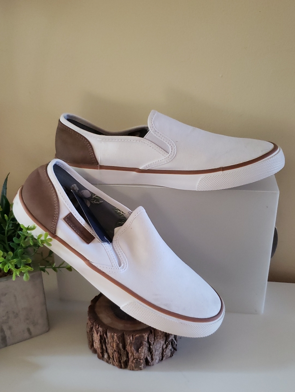 TOMMY BAHAMA BNWT Canvas Slip On Sneakers - 8.5 US